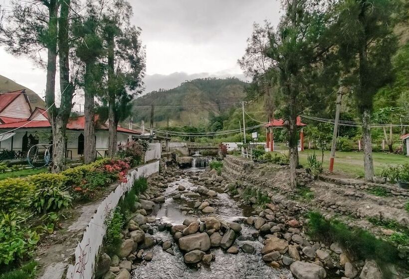 Пансион Reddoorz Plus @ Jalan Tugu Silalahi Tongging