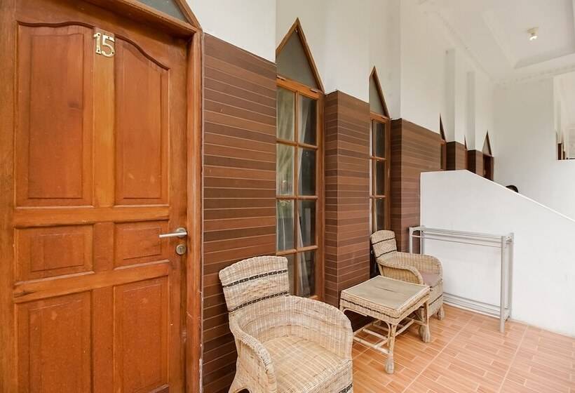 Пансион Reddoorz Plus @ Jalan Tugu Silalahi Tongging