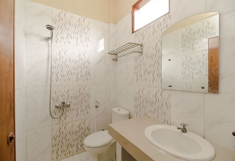 Пансион Reddoorz Plus @ Jalan Tugu Silalahi Tongging