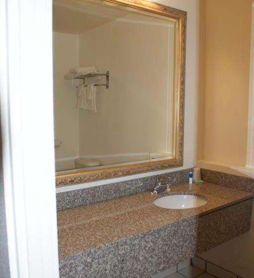 فندق Hwy Express Inn And Suites