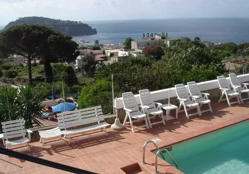 Hotelli La Villa Pina