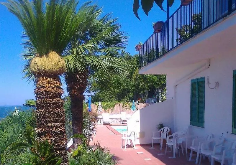 Hotelli La Villa Pina