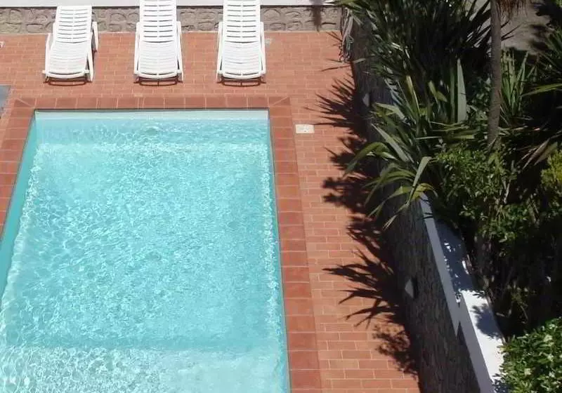 Hotelli La Villa Pina