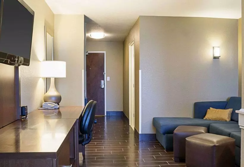 Отель Comfort Suites