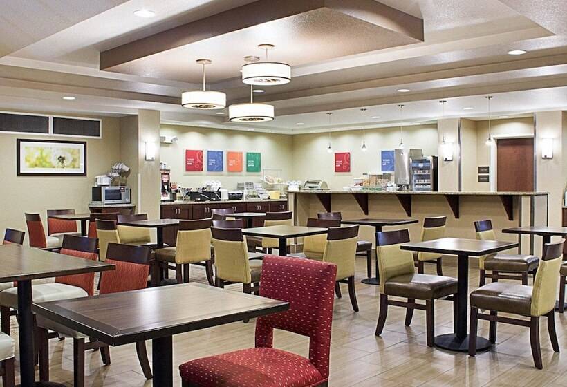 فندق Comfort Suites
