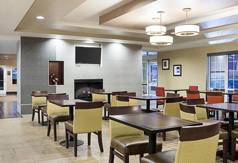 فندق Comfort Suites