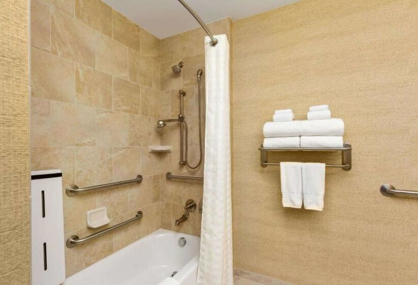 فندق Embassy Suites By Hilton Savannah Historic District