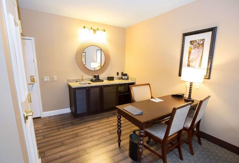 فندق Embassy Suites By Hilton Savannah Historic District