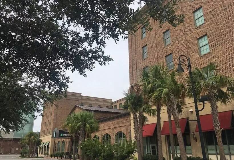 فندق Embassy Suites By Hilton Savannah Historic District