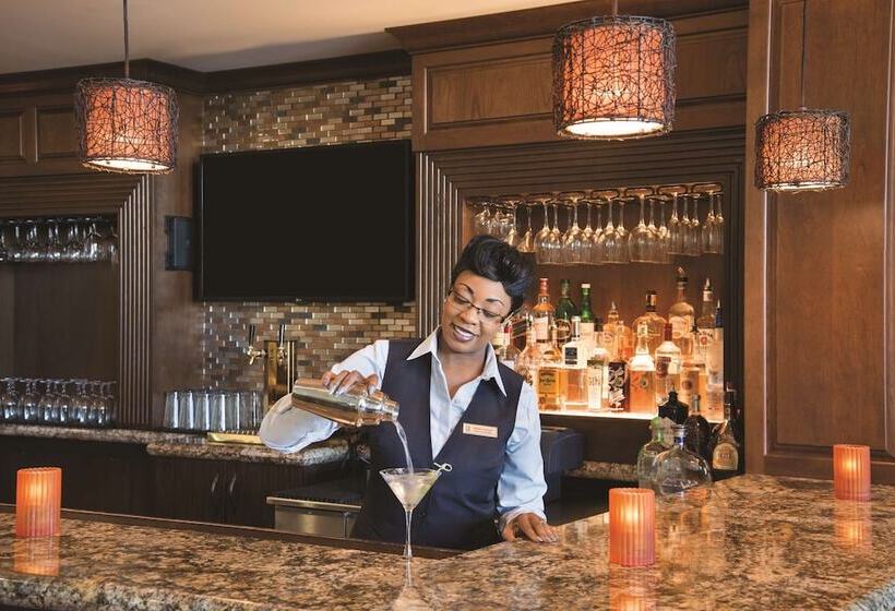 فندق Embassy Suites By Hilton Savannah Historic District