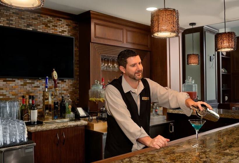 فندق Embassy Suites By Hilton Savannah Historic District