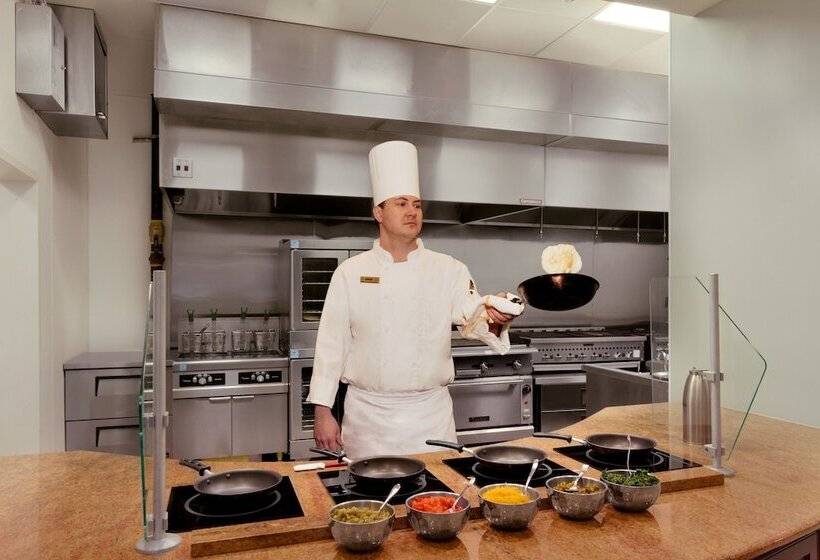 فندق Embassy Suites By Hilton Savannah Historic District