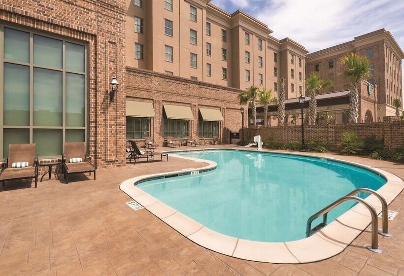 فندق Embassy Suites By Hilton Savannah Historic District