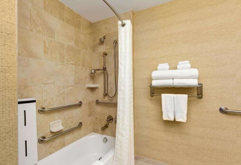 فندق Embassy Suites By Hilton Savannah Historic District