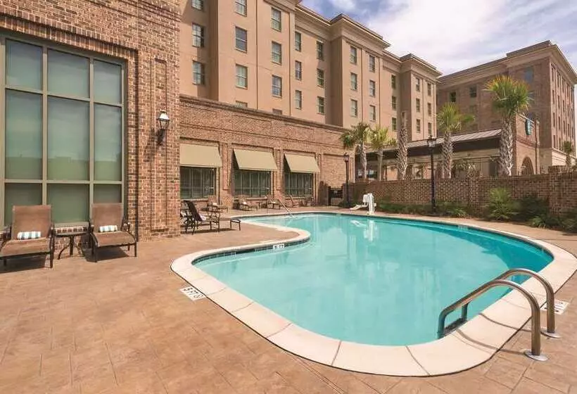 فندق Embassy Suites By Hilton Savannah Historic District