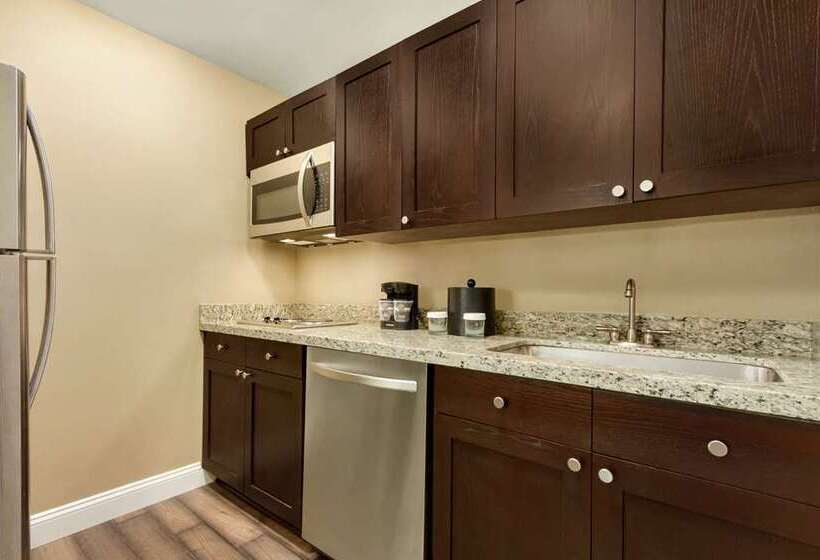 فندق Embassy Suites By Hilton Savannah Historic District