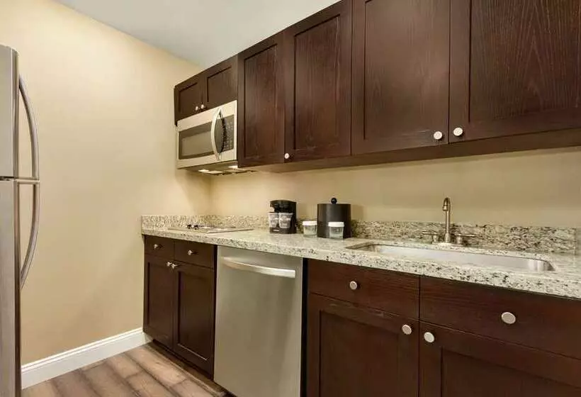 فندق Embassy Suites By Hilton Savannah Historic District