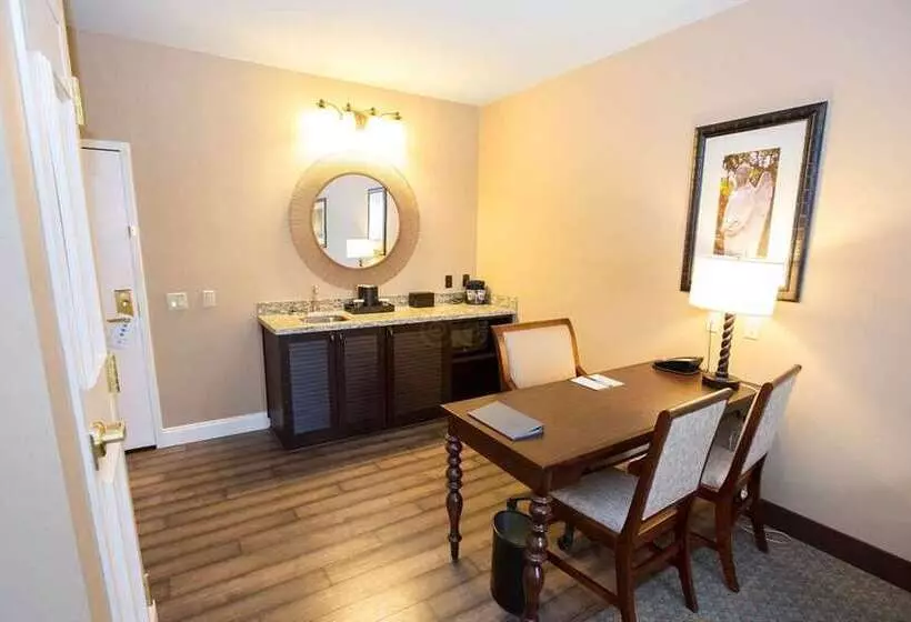 فندق Embassy Suites By Hilton Savannah Historic District