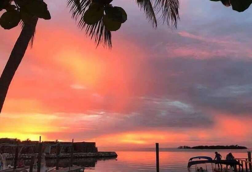 בית מלון כפרי Captain Pip's Marina & Hideaway