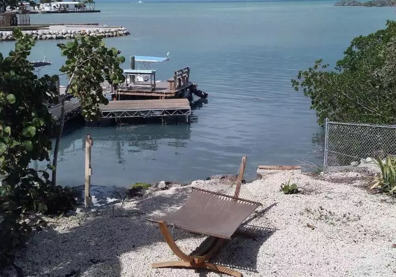 فندق Captain Pip's Marina & Hideaway