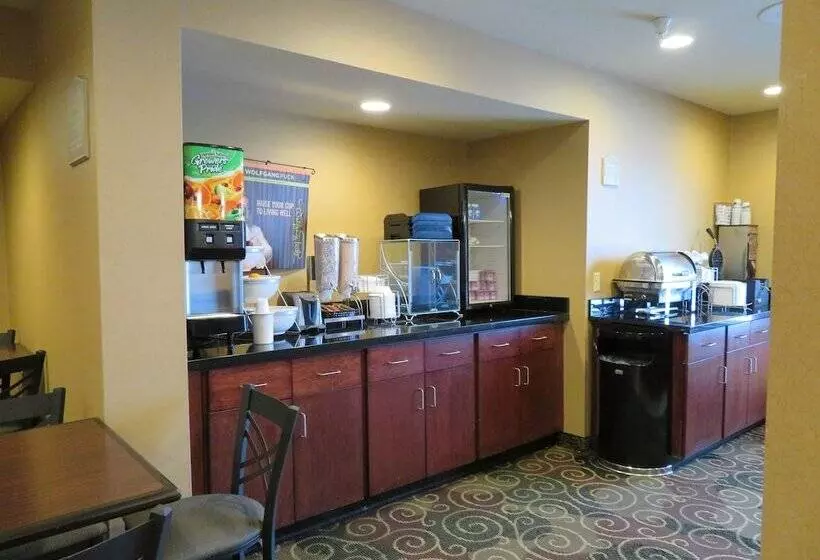 Отель Cobblestone Inn & Suites  Rugby