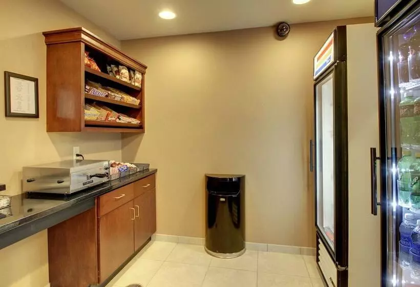 Отель Cobblestone Inn & Suites  Rugby