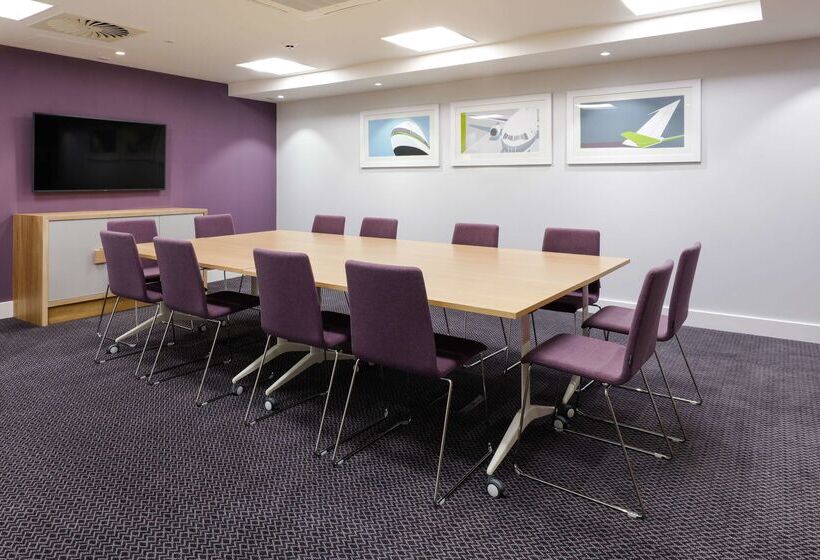 בית מלון כפרי Hampton By Hilton Exeter Airport