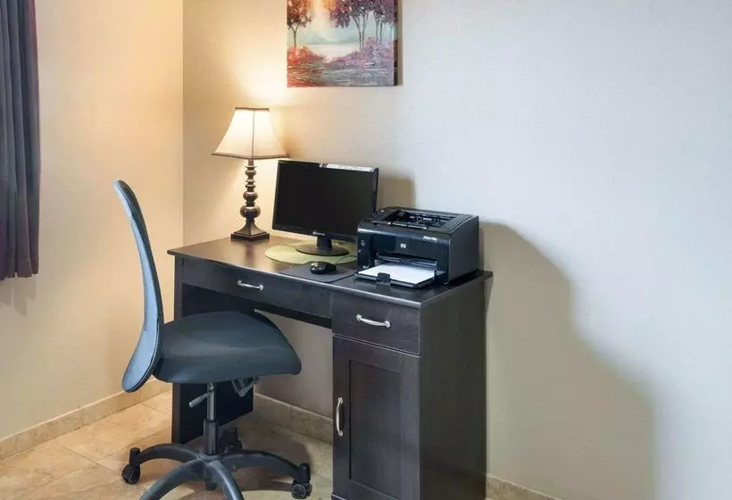 Отель Suburban Studios Triadelphia Wheeling At The Highlands