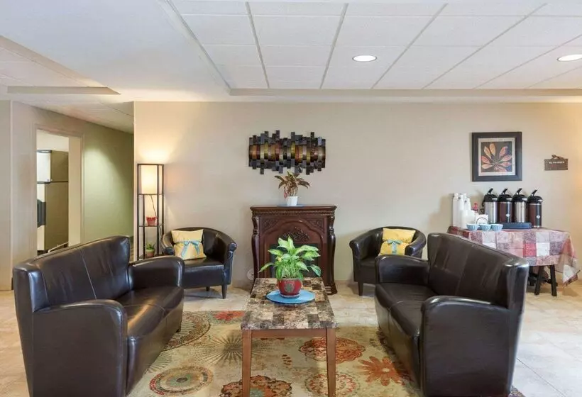 Отель Suburban Studios Triadelphia Wheeling At The Highlands