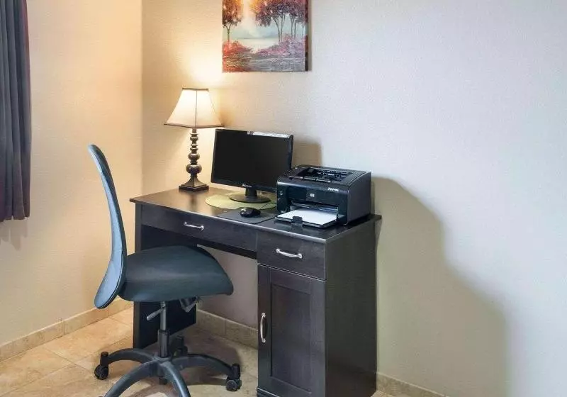 Отель Suburban Studios Triadelphia Wheeling At The Highlands