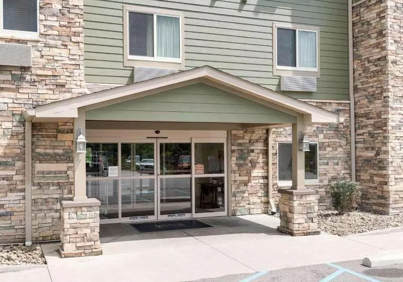 Отель Suburban Studios Triadelphia Wheeling At The Highlands