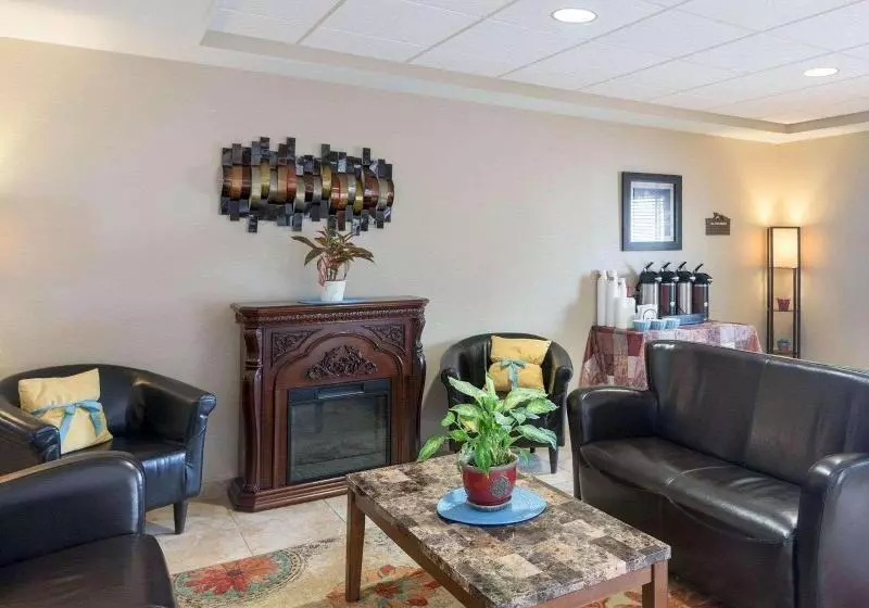 Отель Suburban Studios Triadelphia Wheeling At The Highlands