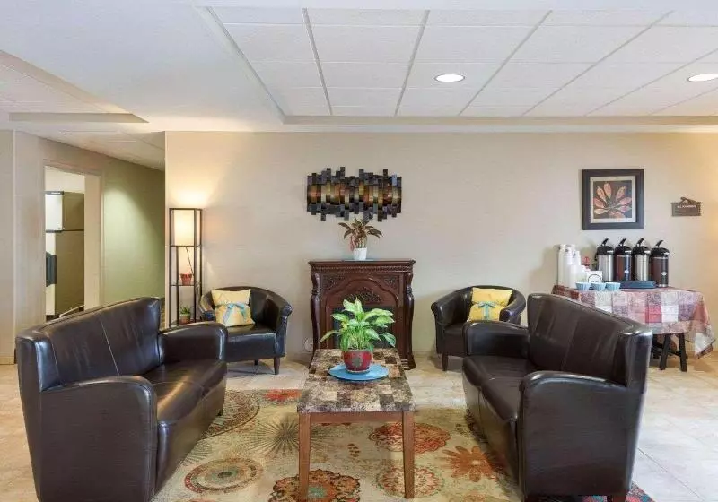 Отель Suburban Studios Triadelphia Wheeling At The Highlands