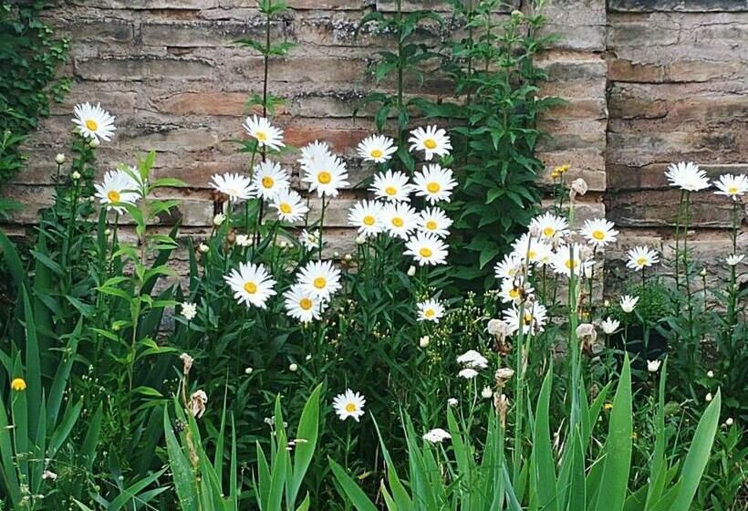 مبيت وإفطار Au Jardin De La Maison Des Soeurs
