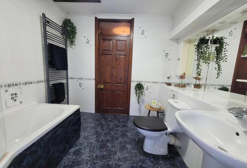 Hideaway Escapes, Farmhouse B&b & Holiday Home, Ideal Family Stay Or Romantic Break, Friendly Animal