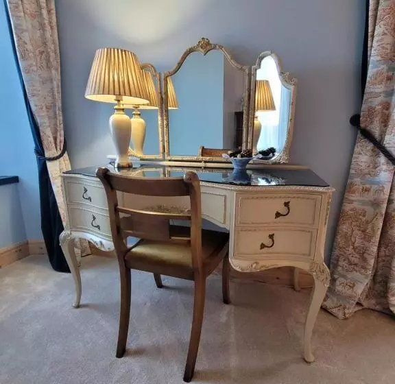 Hideaway Escapes, Farmhouse B&b & Holiday Home, Ideal Family Stay Or Romantic Break, Friendly Animal