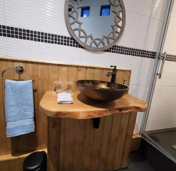 Hideaway Escapes, Farmhouse B&b & Holiday Home, Ideal Family Stay Or Romantic Break, Friendly Animal