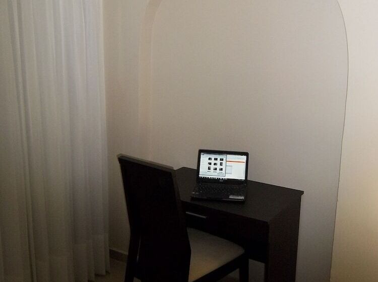 Отель Golden House