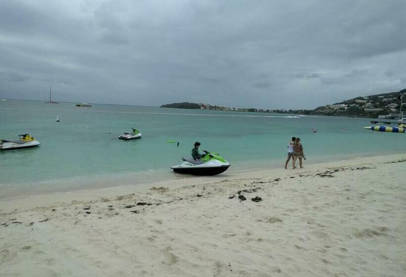تختخواب و صبحانه Calinago Friendly Family Sxm