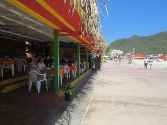 تختخواب و صبحانه Calinago Friendly Family Sxm