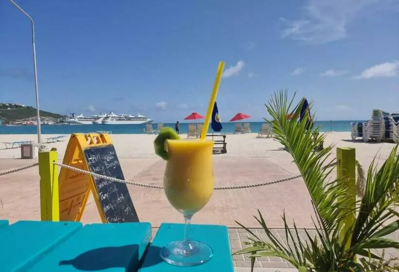 تختخواب و صبحانه Calinago Friendly Family Sxm