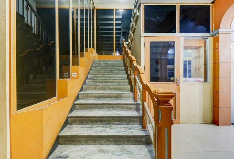 فندق Capital O 83989 Majestic Towers