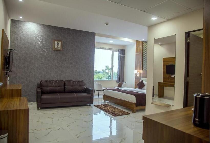 Vadpadraka Hotel And Resort