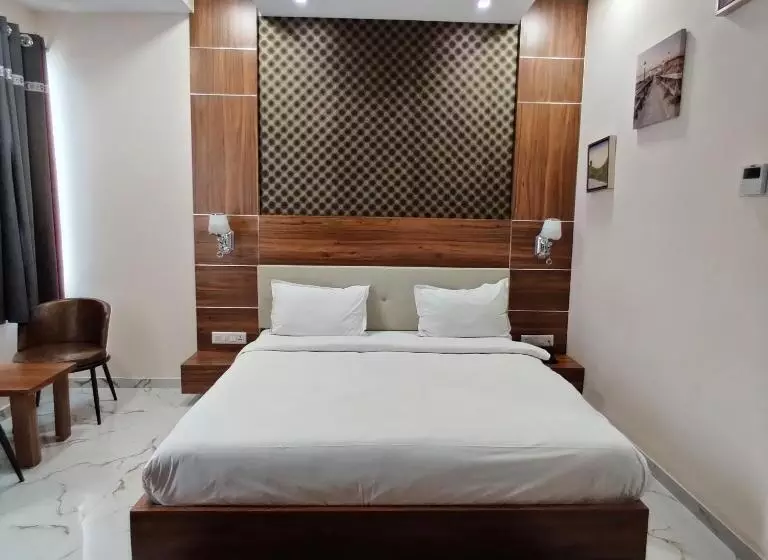 Vadpadraka Hotel And Resort