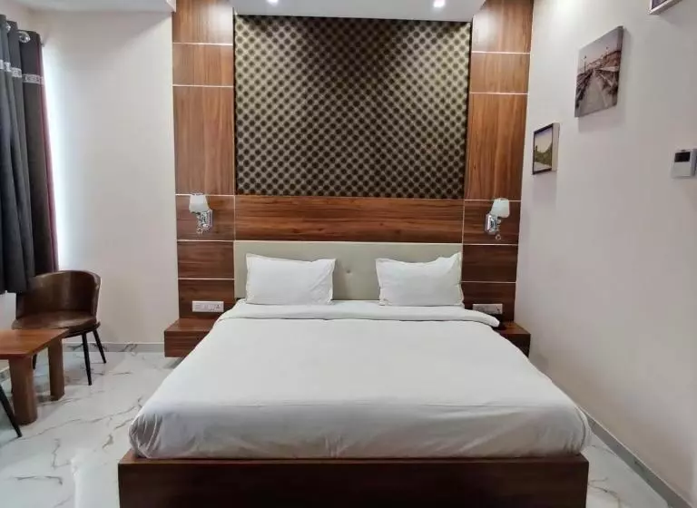 Vadpadraka Hotel And Resort