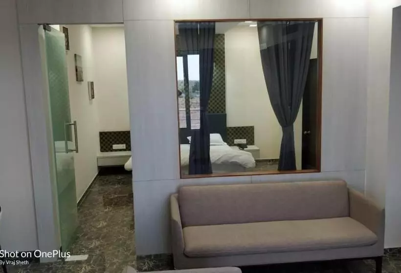 Vadpadraka Hotel And Resort