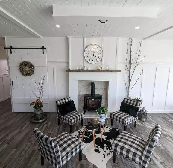 Autumn Lane, Modern Farmhouse Style B&b With Stunning Lakeviews