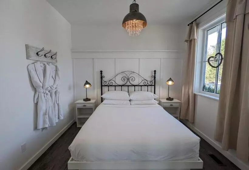 Autumn Lane, Modern Farmhouse Style B&b With Stunning Lakeviews
