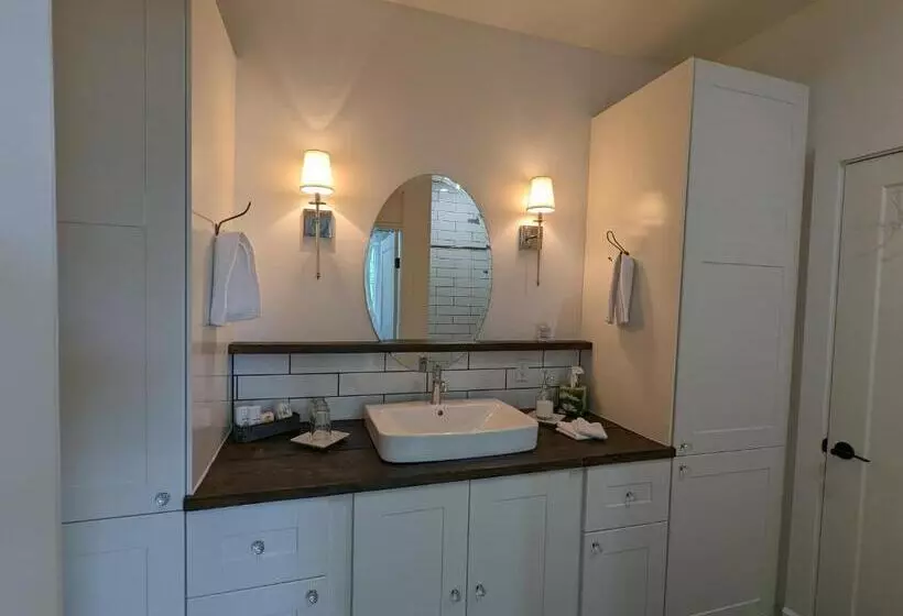 Autumn Lane, Modern Farmhouse Style B&b With Stunning Lakeviews
