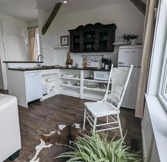 Autumn Lane, Modern Farmhouse Style B&b With Stunning Lakeviews